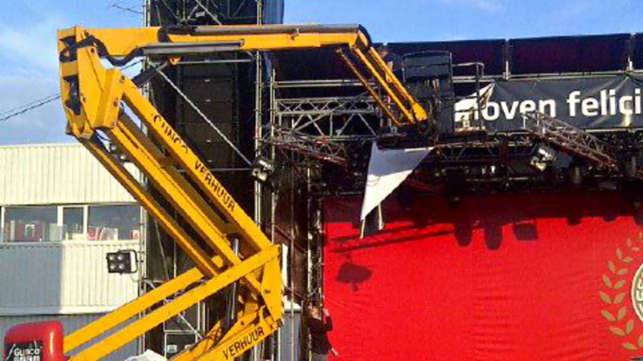 Het spandoek werd snel weggehaald (foto: wijkagent Fred Stork)
