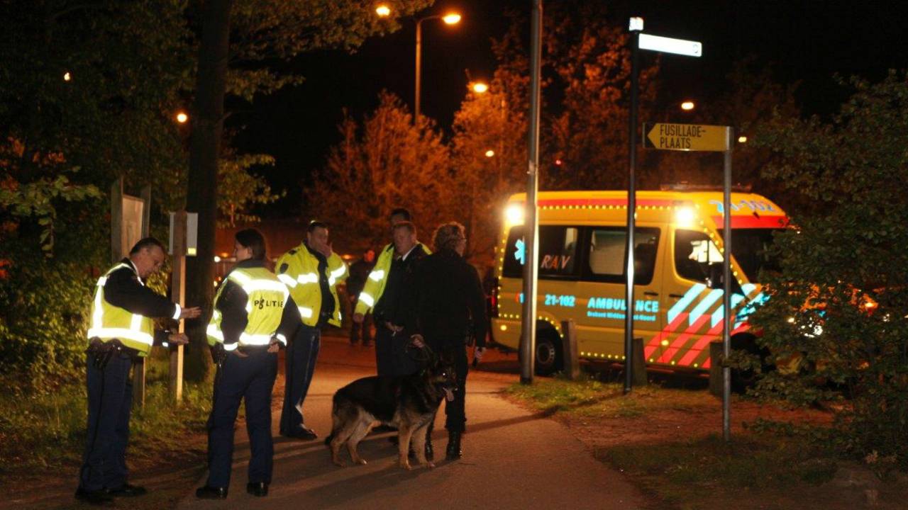 De politie zette speurhonden in (foto: Bart Meesters/Meesters Multi Media)