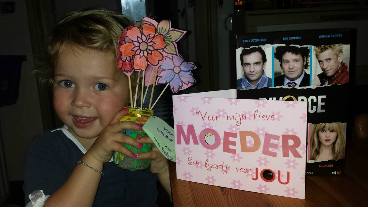 Dochter verrast moeder met kaart (archieffoto: Ilse van den Rijken)