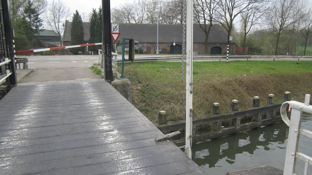 De brug bij sluis 9 heeft aan één kant geen leuning meer