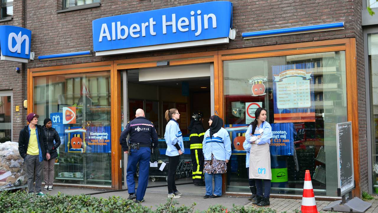 De winkel werd even ontruimd (foto: Jules Vorselaars/JV Media)