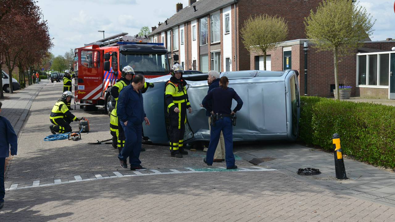 Auto op zijn kant in Rijsbergen (foto: Perry Roovers/SQ Vision)