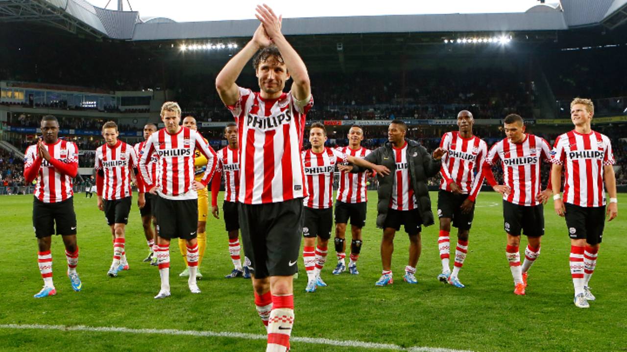 Van Bommel bedankt publiek (foto: Pics United)