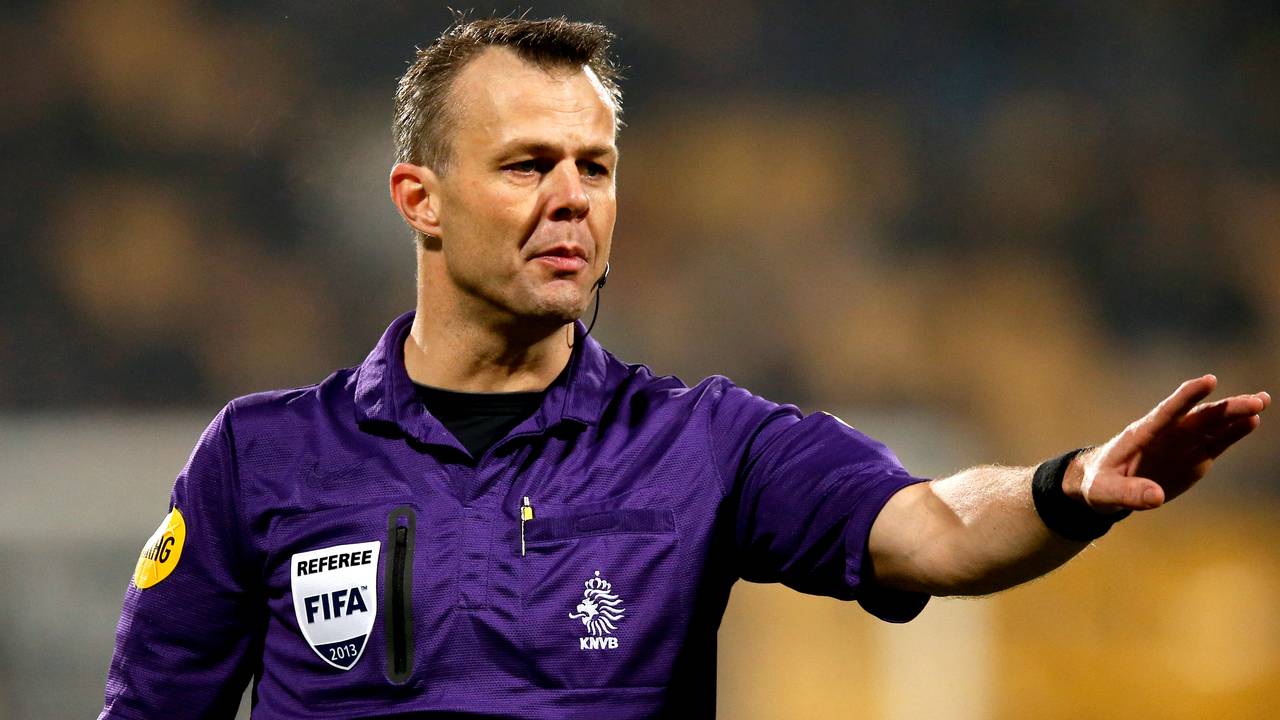 Björn Kuipers fluit bekerfinale (Foto: Pics United)