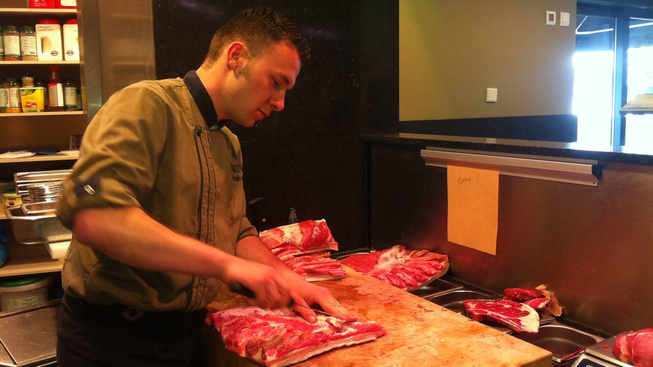 Tommy Kuijten in slagerij Beerens Eindhoven.