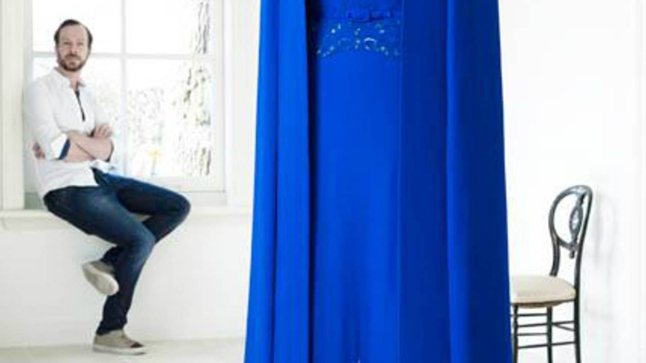 Jan Taminiau naast de echte jurk van koningin Máxima (:Foto: ANP)