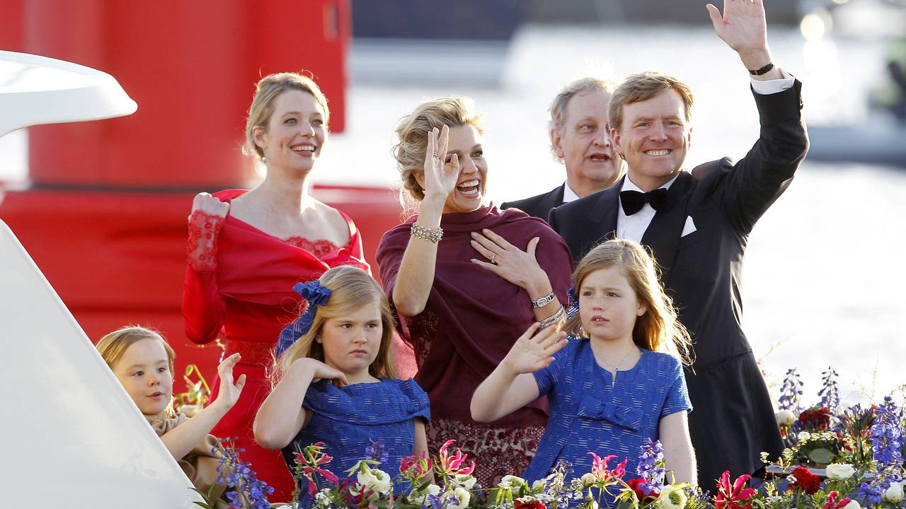 De knalrode jurk is een creatie van Addy van den Krommenacker (foto: ANP).