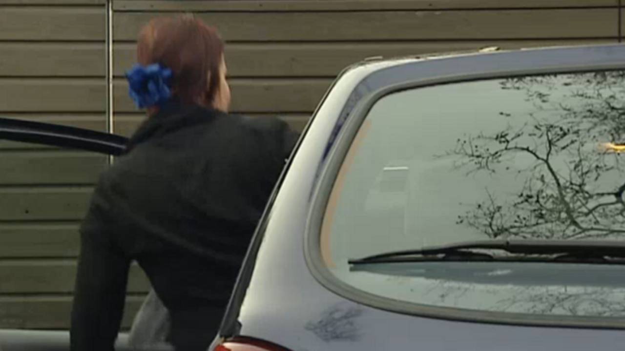 Danielle stapt in haar auto