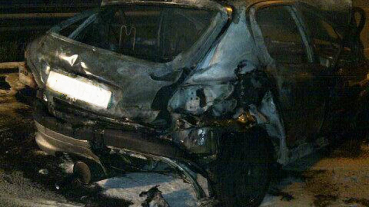 De auto brandde helemaal uit (Foto: Belinda van de Genugten)
