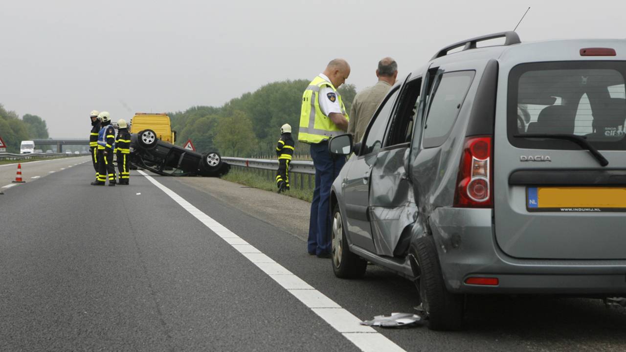 De auto sloeg over de kop op A17 (Foto: Remco de Ruijter).