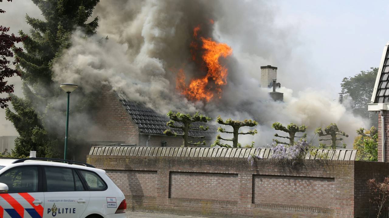 Brand in de garage. (Foto: Erik Haverhals/FPMB)
