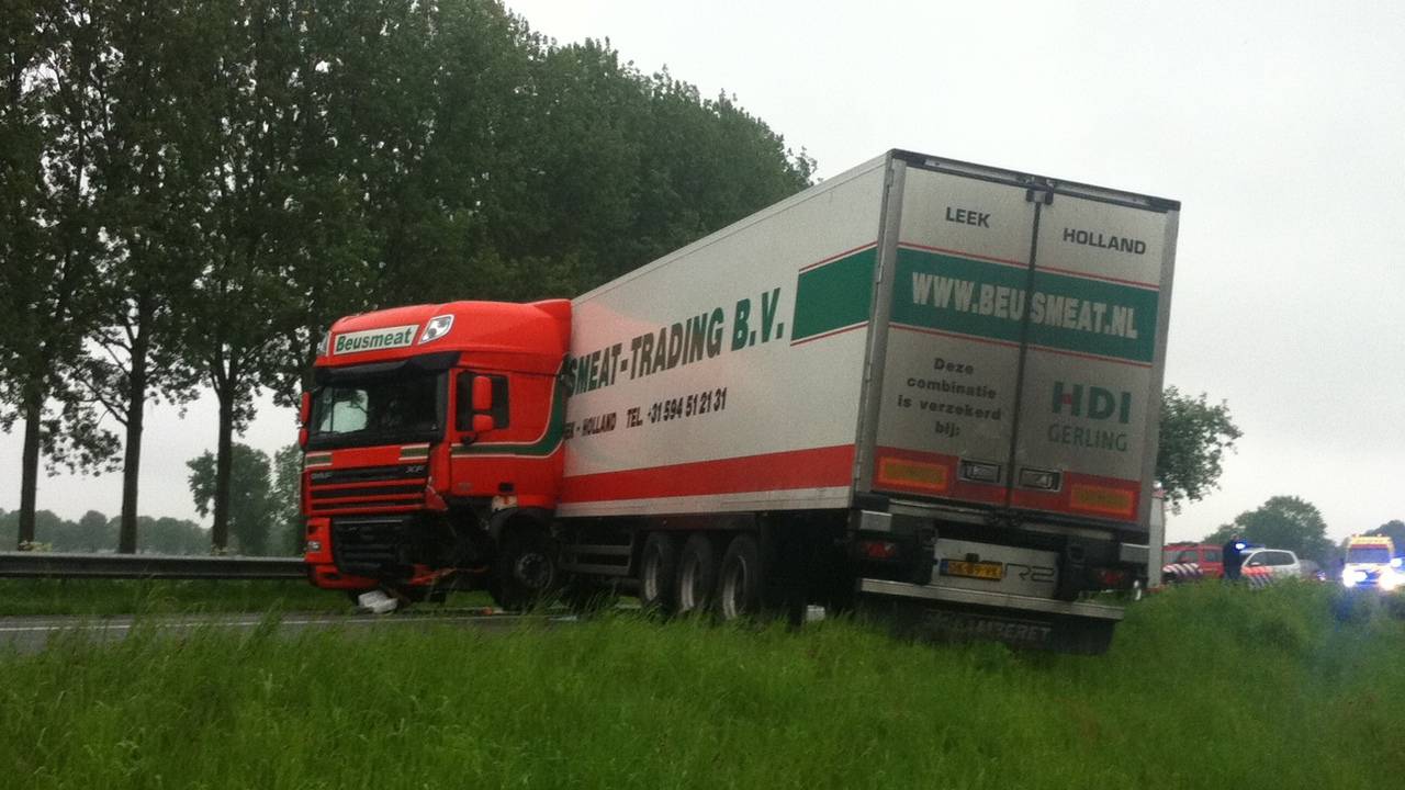De vrachtwagen blokkeert de weg. (Foto: Sander van Gils/SQ Vision)