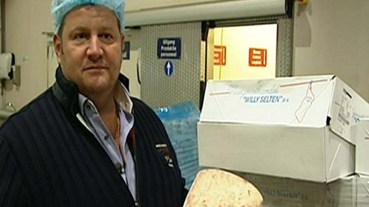 Willy Selten met het vlees (archiefbeeld: Nieuwsuur)