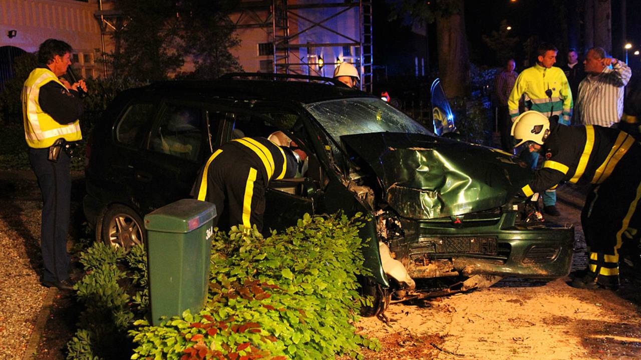 De auto vernielde de voortuin. (Foto: Hans van Hamersveld/SQ Vision)
