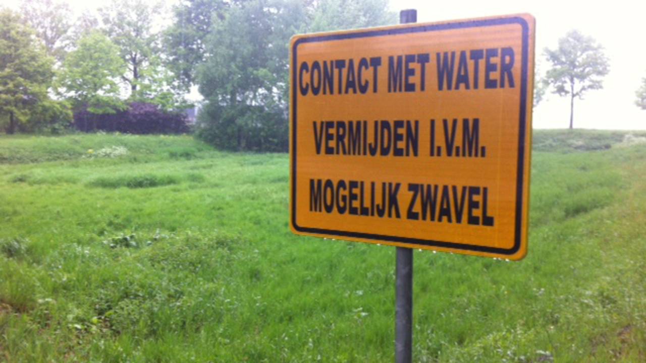 Het water in Deurne rook naar zwavel