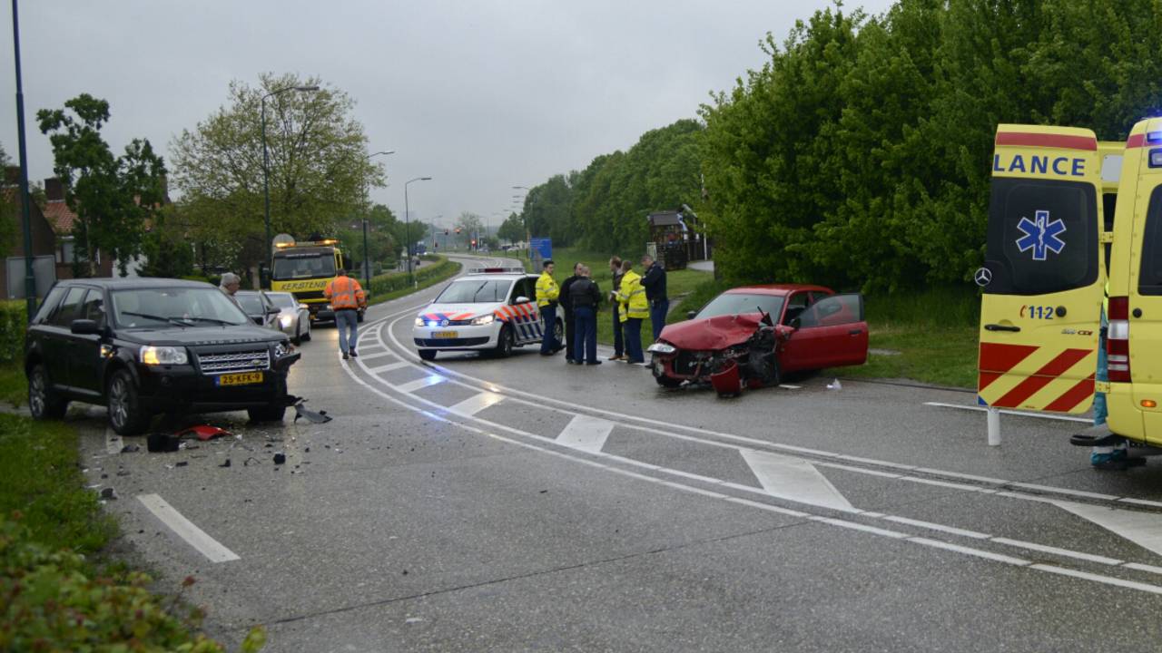 De auto's botsten op elkaar. (Foto: Marco Verhage)
