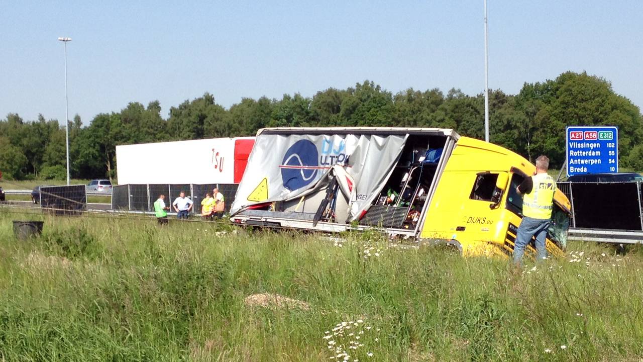 Het ongeluk is afgezet met schermen. (Foto: Jeroen Stuve)