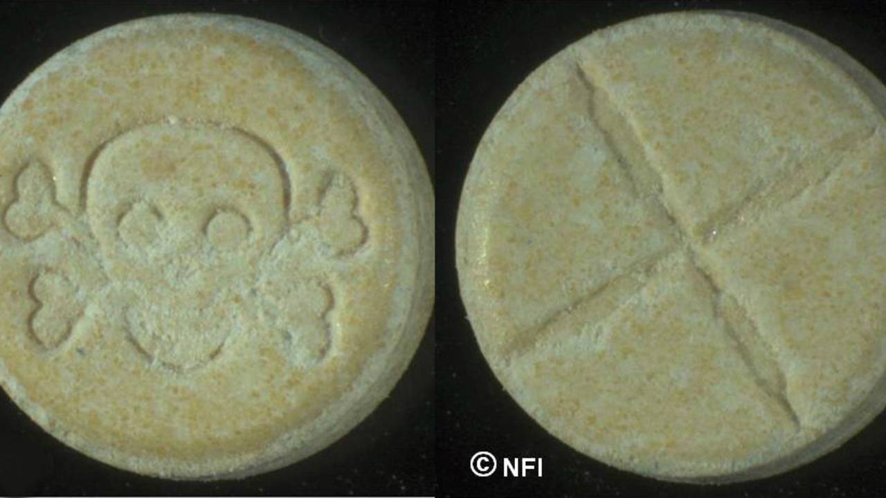 Links de bewuste xtc-pil (beeld: NFI)