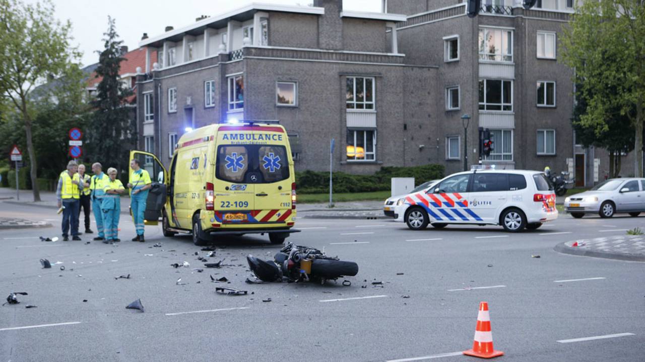 Motorrijder overleden na botsing met ambulance op Aalsterweg in Eindhoven -  Omroep Brabant