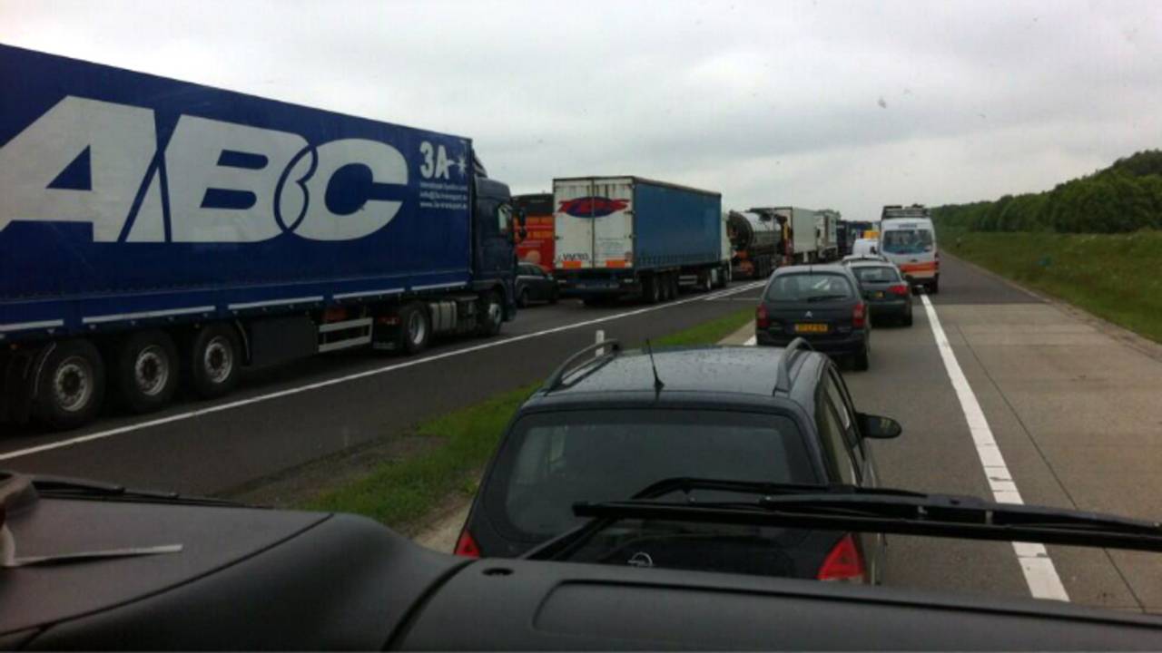 Het ongeluk zorgde voor een lange file (Foto: Sven Ligtvoet)