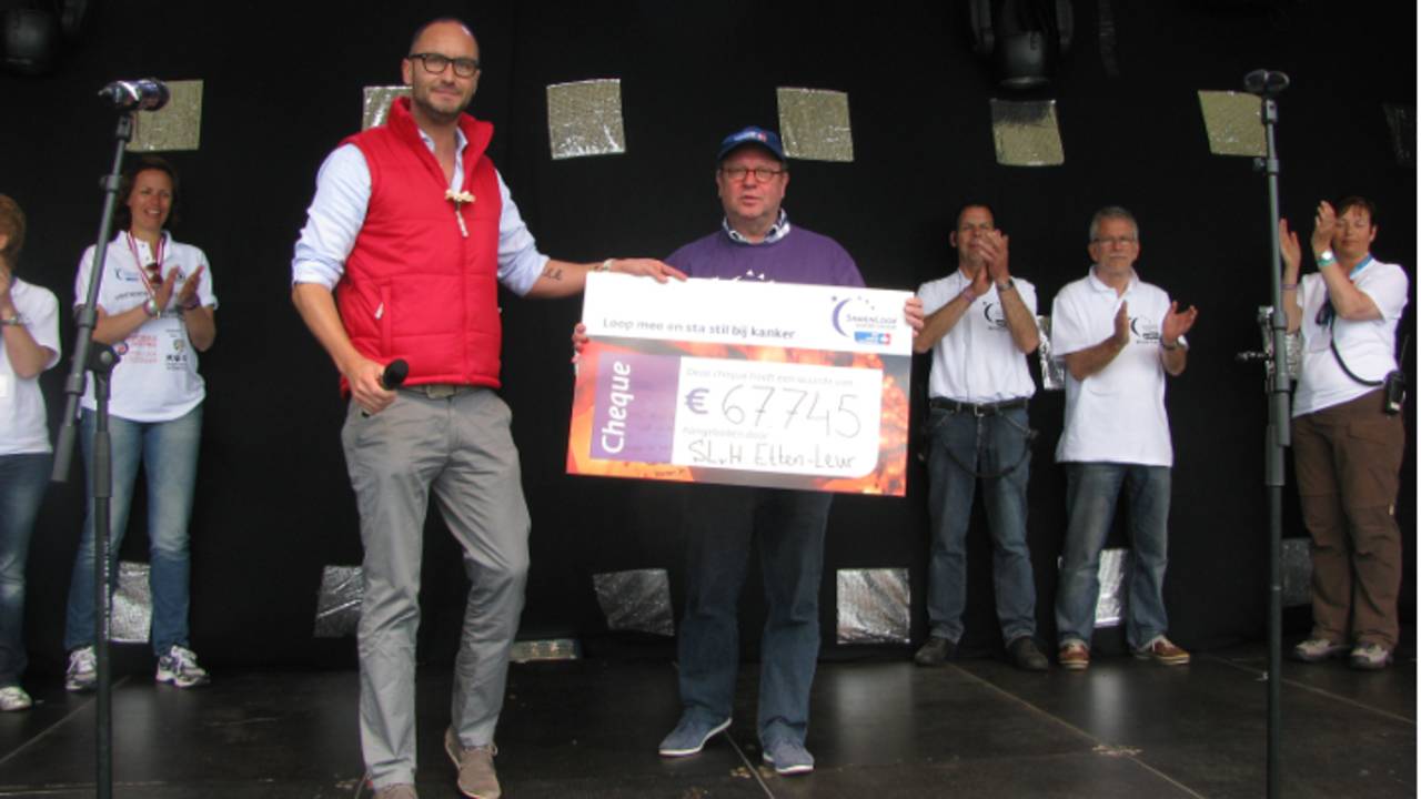 Overhandiging van de cheque (foto: Cees van Haperen)