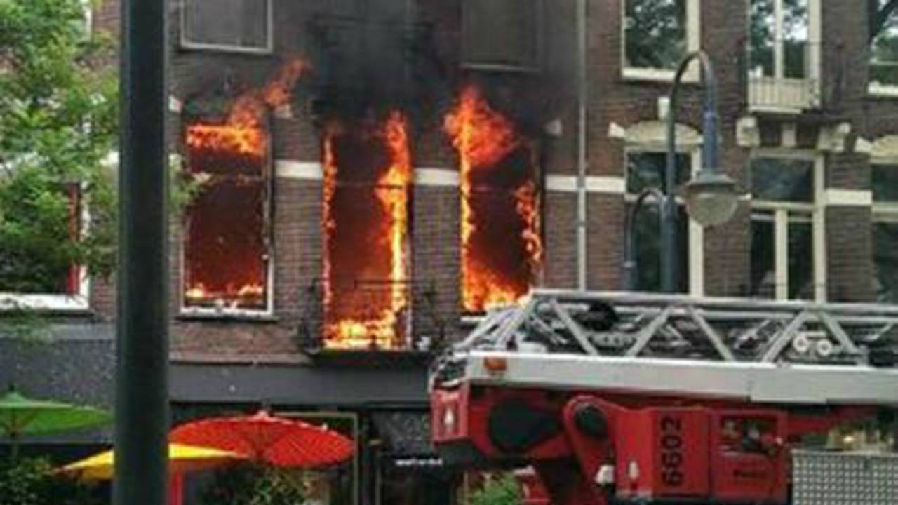 Het huis boven de winkel stond in brand. (Foto: Twitter/Marlies Dekkers)