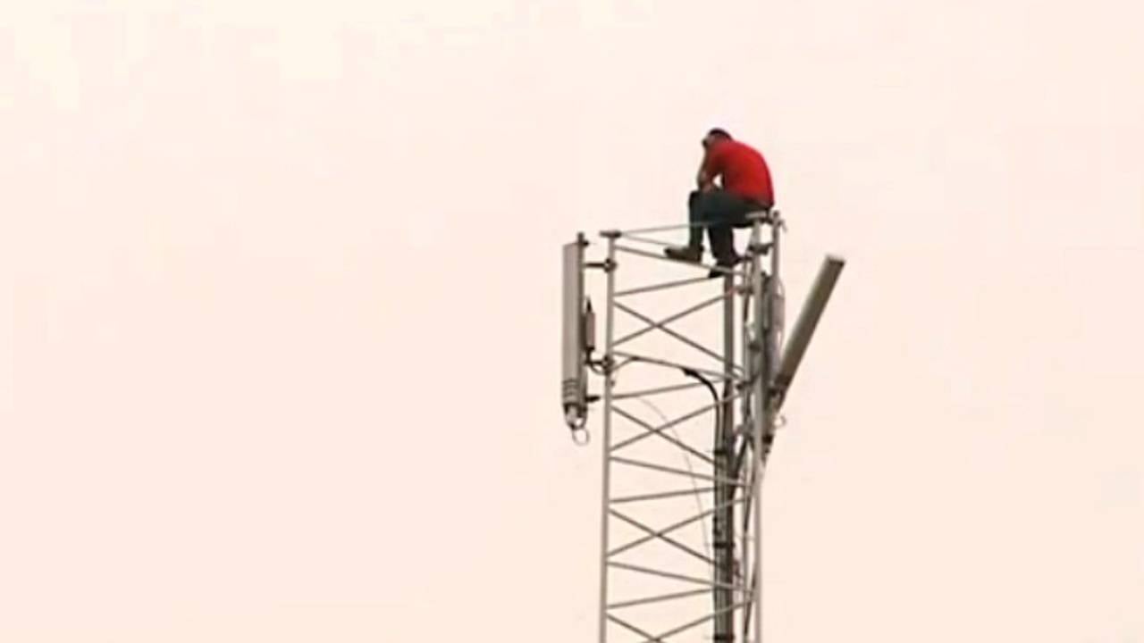 Dennie J. zat na de brand urenlang op de zendmast