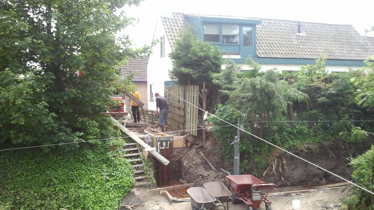 Het eerste beton wordt gestort voor de geluidswal (Foto: Marijke Verhulst)