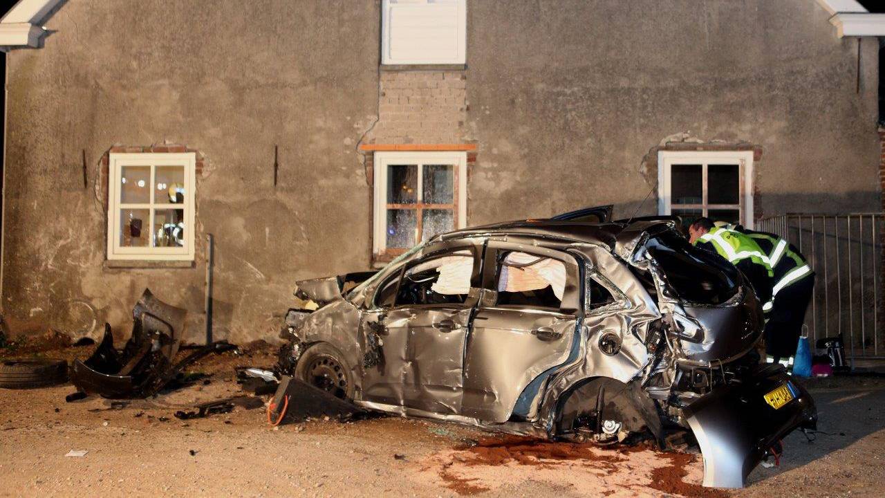Schade aan de gevel, auto total loss (Foto: Bart Meesters/Meesters Multimedia)