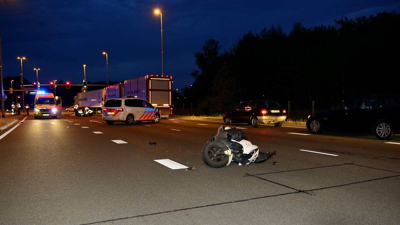 Het dodelijke scooterongeluk (Foto: Jules Vorselaars/JV Media)