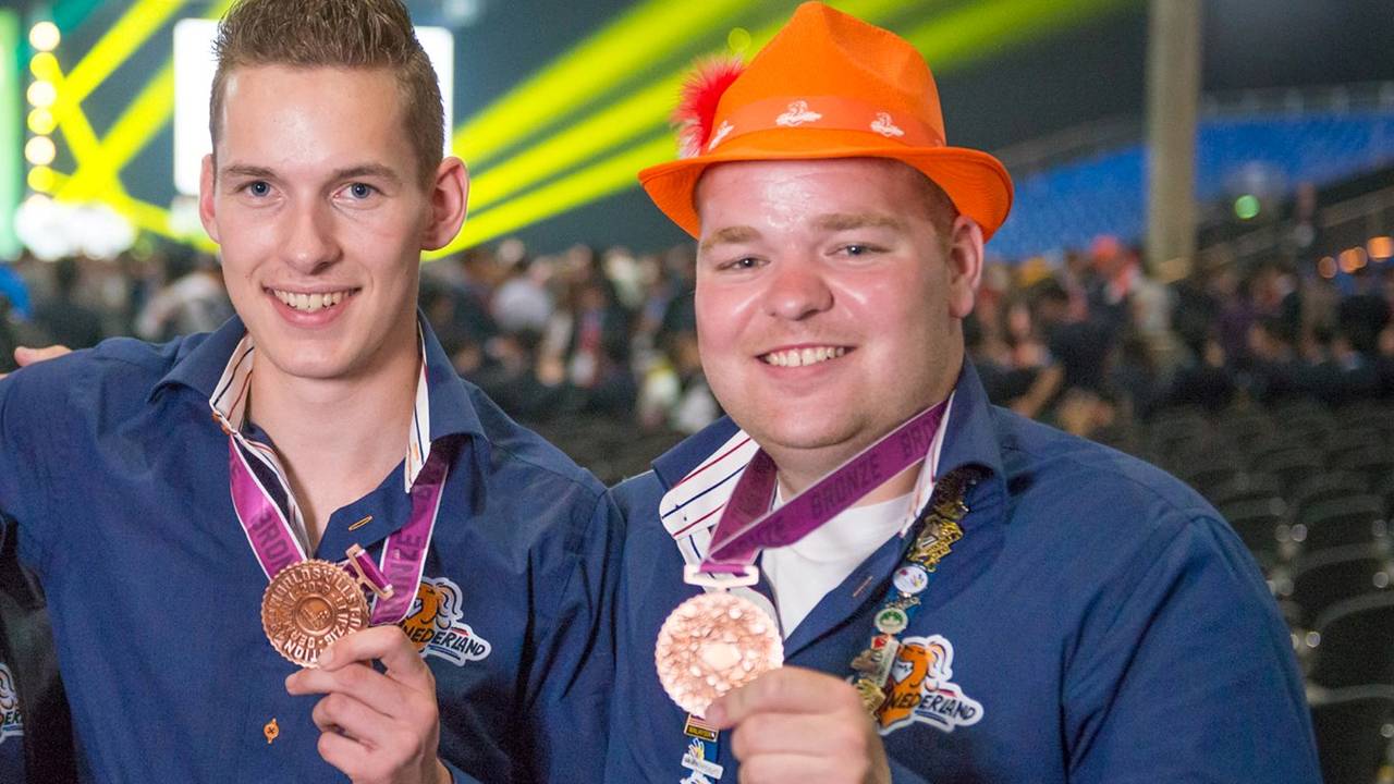 Pim en Wouter met hun bronzen plak