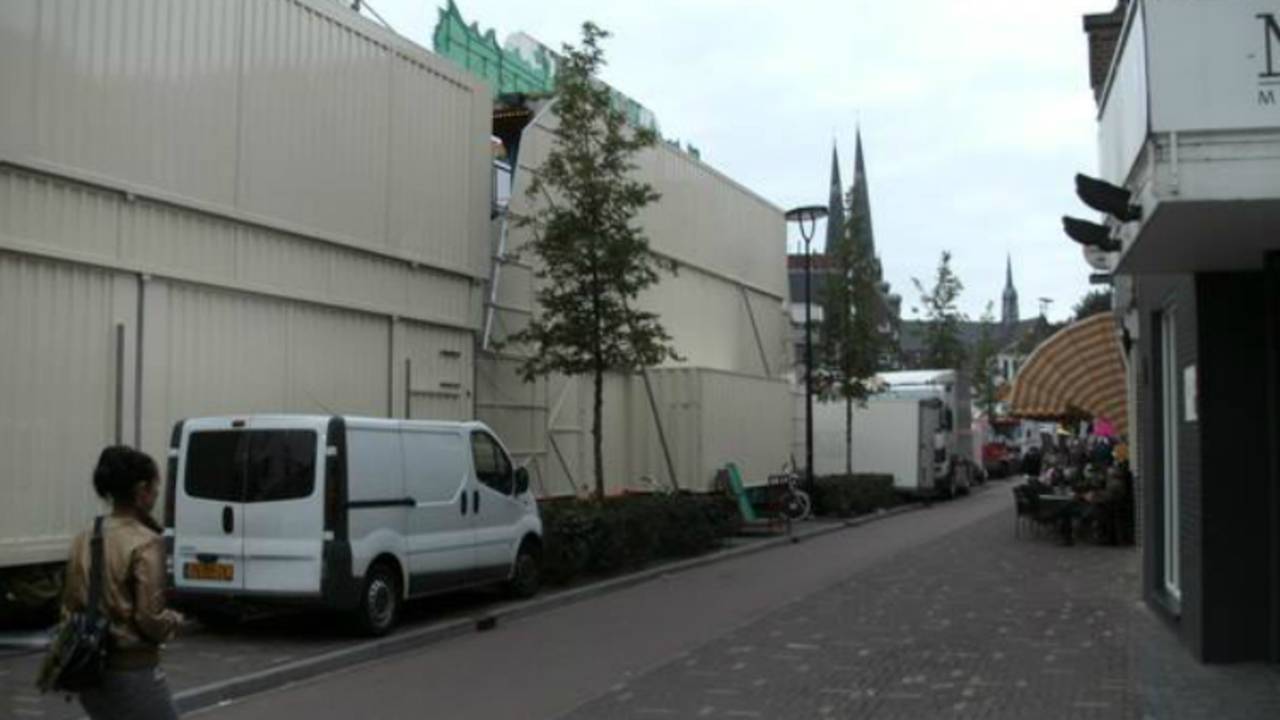 Terras De Plaats verscholen achter hoge wand