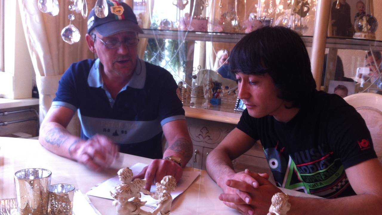 Henk Louer helpt Sharif met zijn brief aan de IND