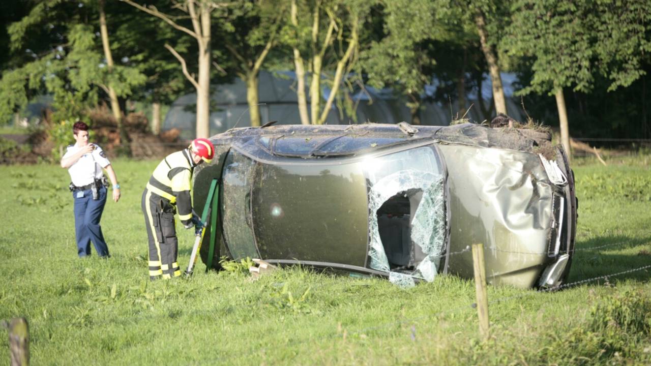 De auto is flink beschadigd. (Foto: Alexander Vingerhoeds)