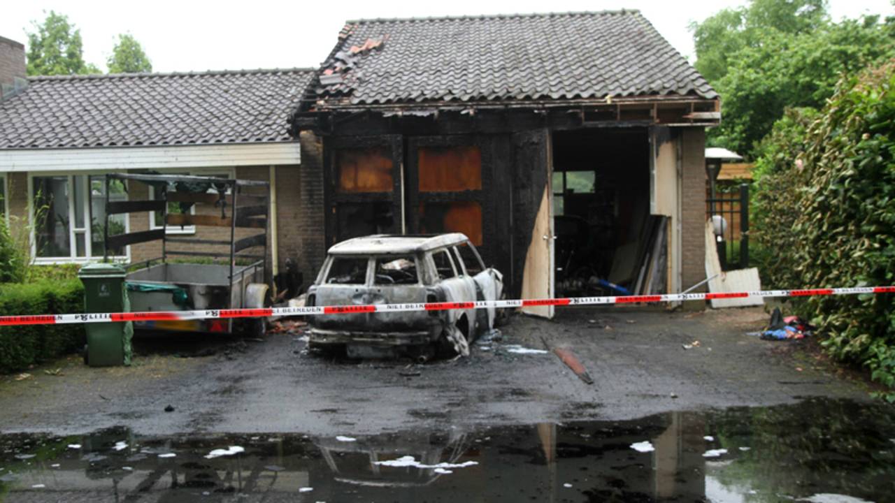 Brand Uden slaat over naar garage (foto: Marco van den Broek/SQ Vision)