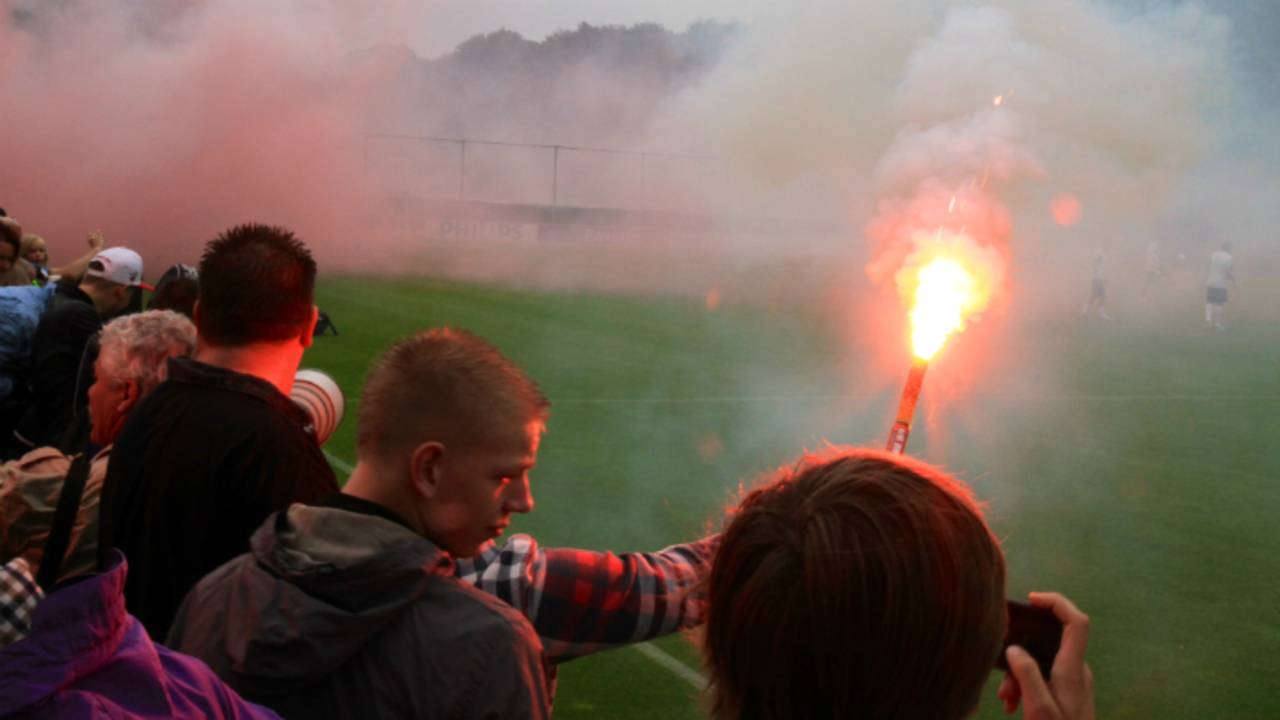 Veel vuurwerk voorafgaand aan de besloten training van PSV.