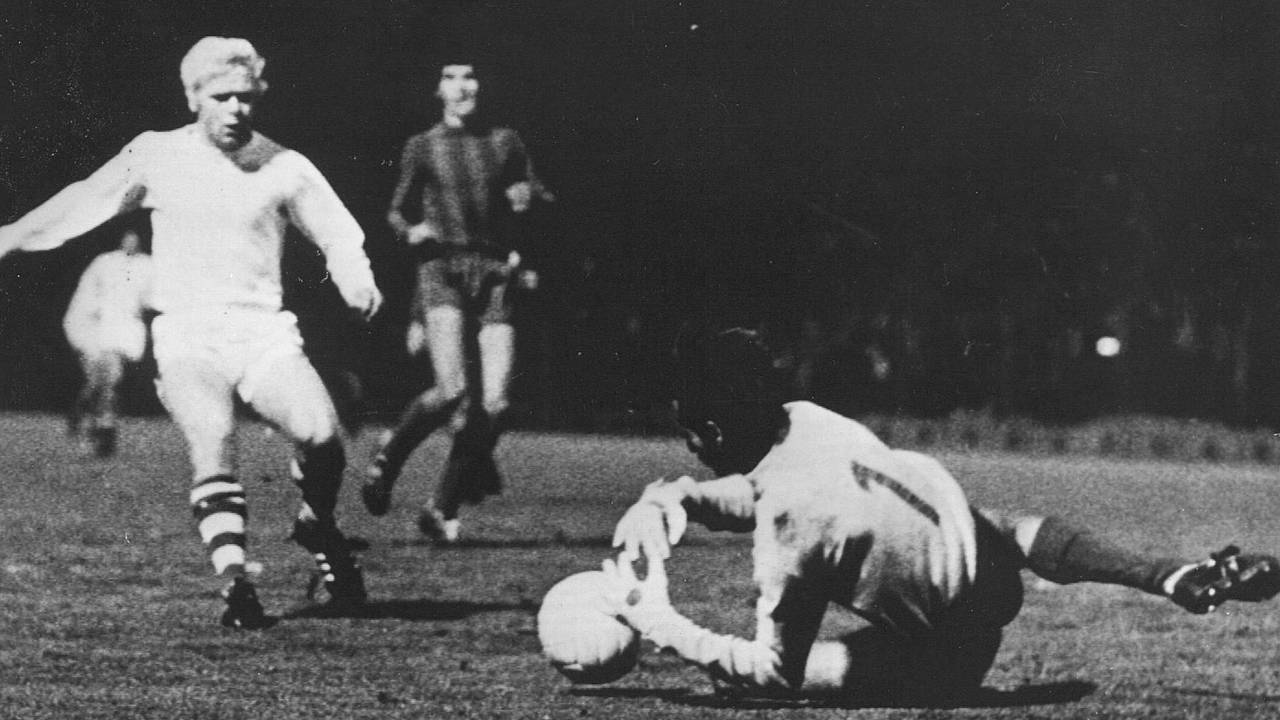 Suciu (Steaua) grijpt bal voor voeten Bent Schmidt-Hansen (archieffoto: ANP)
