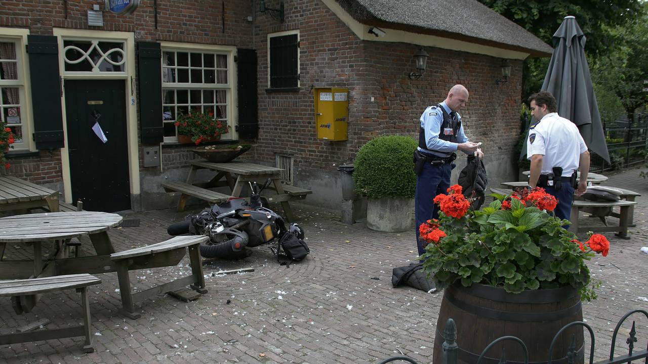 De bromfietser kwam op het terras terecht (foto: Gabor Heeres/SQ Vision)