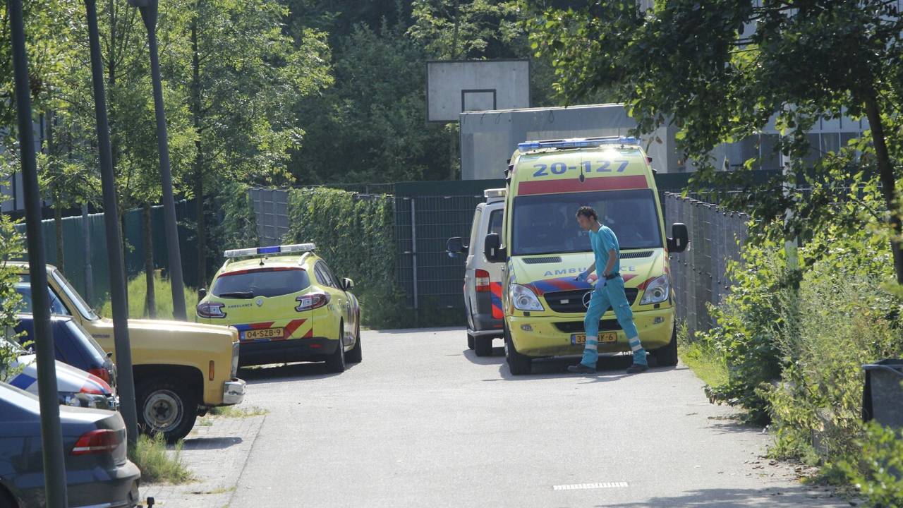 De man is per ambulance afgevoerd. (Foto: Alexander Vingerhoeds)