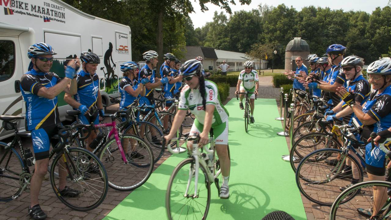 TWC Asten verwelkomt Vlaamse wielrenners op weg naar Sint-Petersburg (Foto: Cor van de Ven)