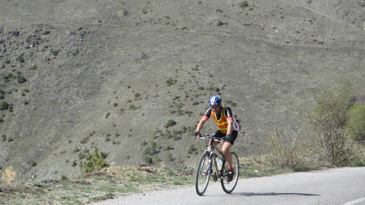 Ton Hendriks tijdens een eerdere fietstocht door Kosovo.