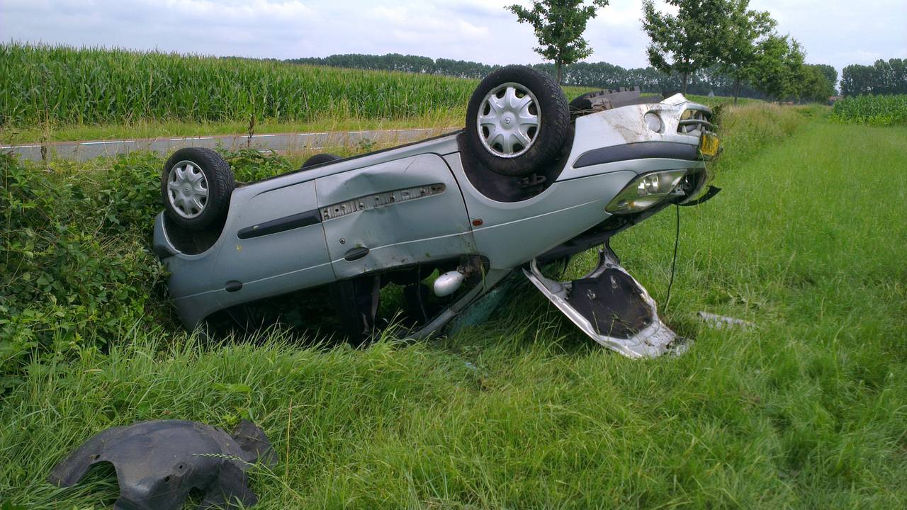 De auto sloeg over de kop. (Foto: Saskia Kusters)