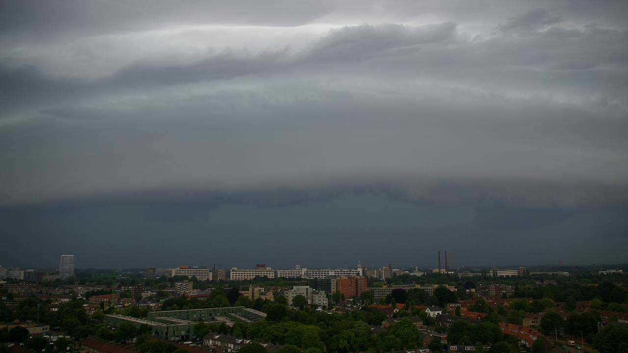 Of het zo bewolkt wordt is de vraag, maar wolken krijgen wel de overhand (foto: Eddy van Gorp).