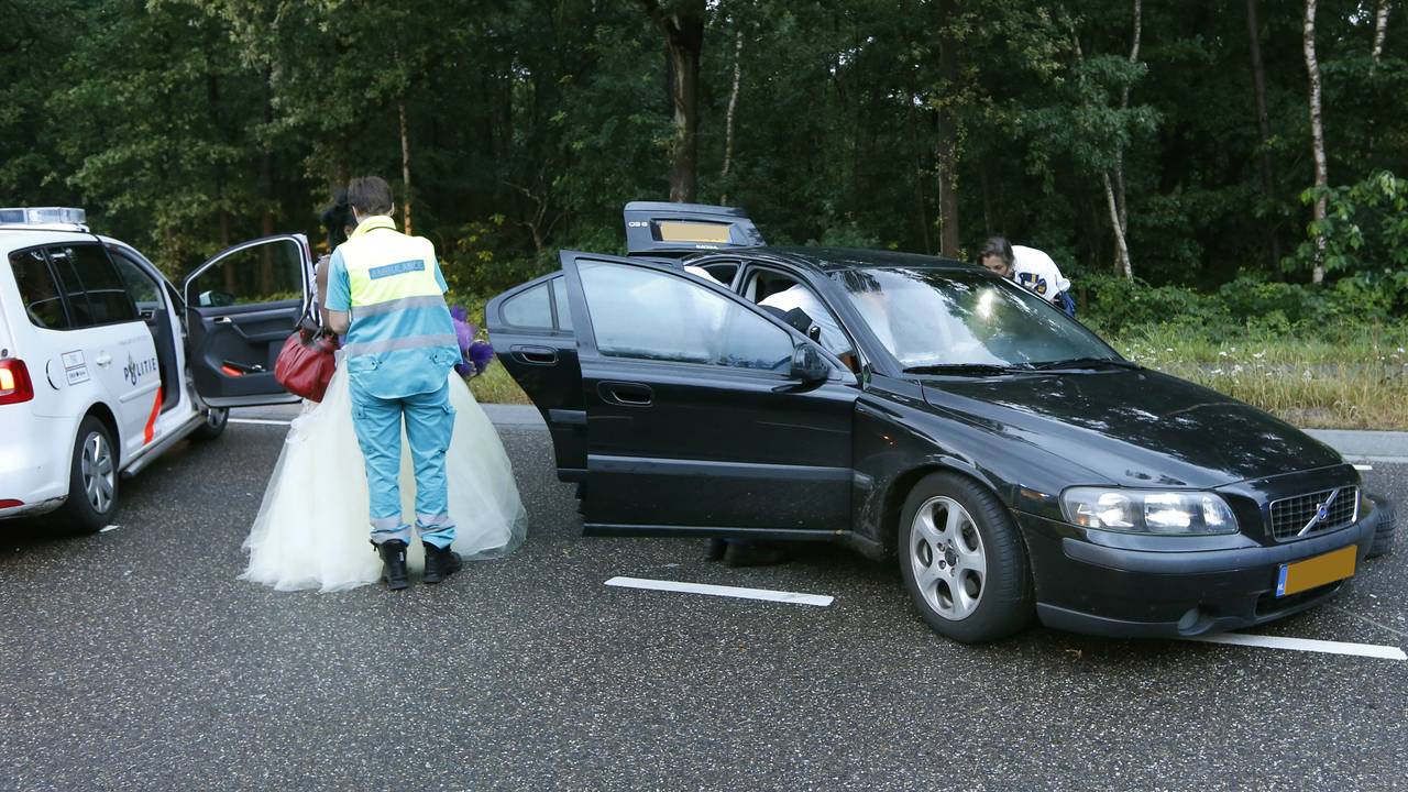 Bruidspaar strandt op vluchtheuvel (foto: Hans van Hamersveld/SQ Vision)