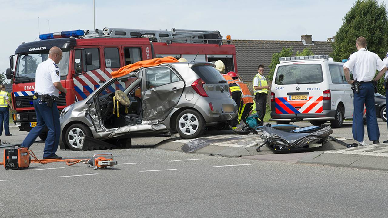 Man bekneld na autoongeluk in Oud Gastel Omroep Brabant