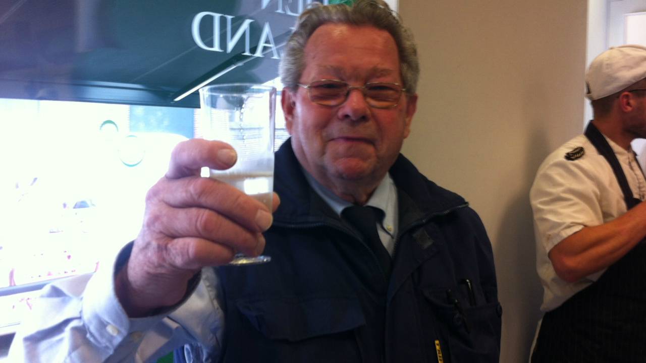 Champagne op de laatste werkdag voor Jan Verhulst. (Foto: René van Hoof)