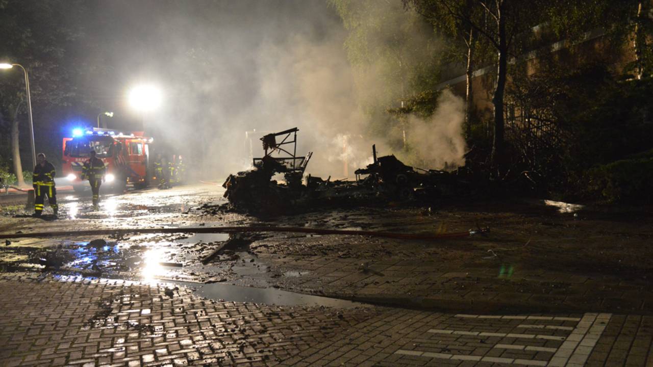 Er bleef niets over van de camper. (Foto: Perry Roovers, SQ Vision Mediaprodukties)