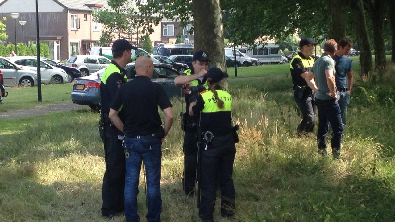De politie op zoek naar sporen rondom het huis van Volkan Düzgün