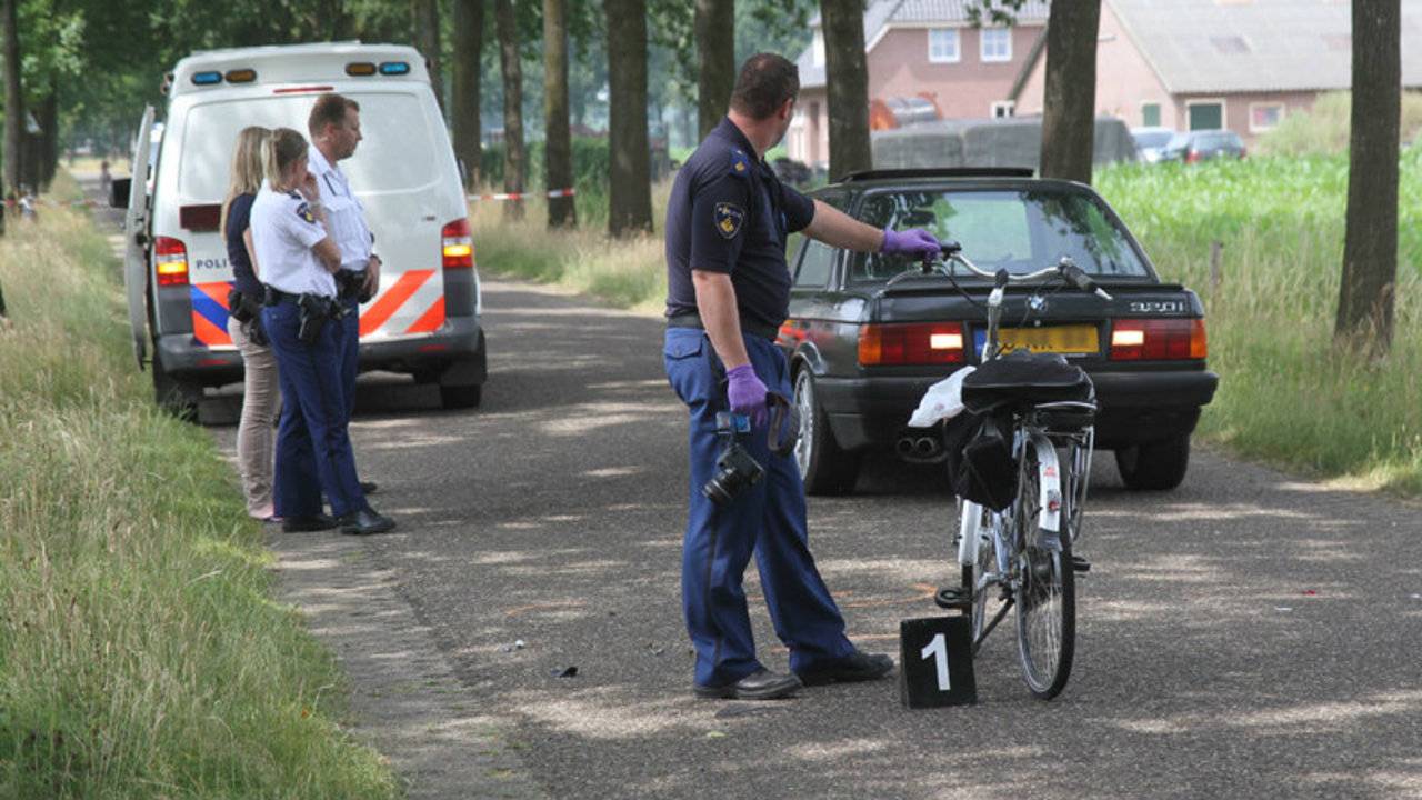 De fietster is gewond naar het ziekenhuis gebracht. (Foto: Marco van den Broek)