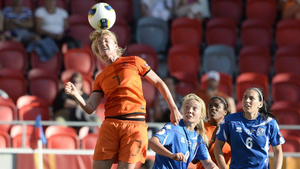 Kirsten van de Ven uit Heesch kopt weg in het duel tegen IJsland. (ANP)
